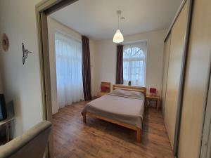 1 dormitorio con cama y ventana en Domaine de Manehouarn, en Plouay