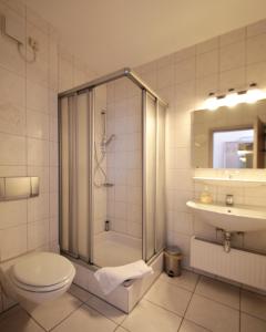 a bathroom with a shower and a toilet and a sink at Boardinghaus zu Coburg in Coburg