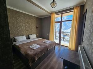 Ένα ή περισσότερα κρεβάτια σε δωμάτιο στο DISCOVER KAZBEGi HOTEL