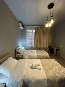 una camera d'albergo con due letti e una finestra di Hotel Lumi a Zugdidi