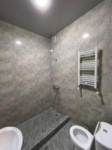 Hotel Lumi في زوغديدي: حمام مع مرحاض ومغسلة