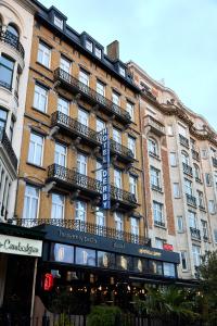 un gran edificio con balcones en un lateral en Hotel Derby MERODE en Bruselas