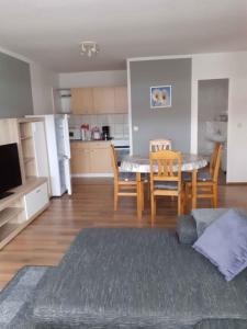 Una sala de estar con mesa y sillas y una cocina. en Apartment in Pruchten 41178, en Pruchten