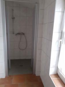 Habitación con azulejos blancos y baño con ducha. en Apartment in Pruchten 41178, en Pruchten 4 fotos más