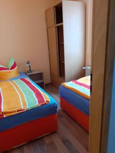 una piccola camera con due letti e un armadio di Apartment in Pruchten 41178 a Pruchten