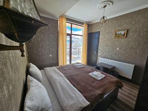 Ένα ή περισσότερα κρεβάτια σε δωμάτιο στο DISCOVER KAZBEGi HOTEL