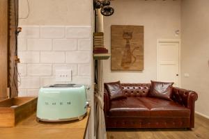 ein Wohnzimmer mit einem Sofa und einem Mixer in der Unterkunft Al 24 Rosso in Siena