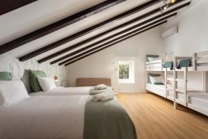 - une chambre blanche avec 2 lits et une fenêtre dans l'établissement Casa da Azenha - Quinta do Boição - Private pool, à Bucelas