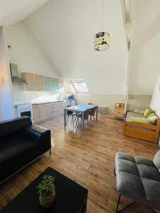 ein Wohnzimmer mit einem Sofa und einem Tisch in der Unterkunft Domaine de Manehouarn in Plouay
