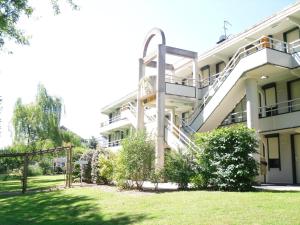 un immeuble avec un escalier dans une cour dans l'établissement Premiere Classe Brive La Gaillarde Ouest, à Brive-la-Gaillarde