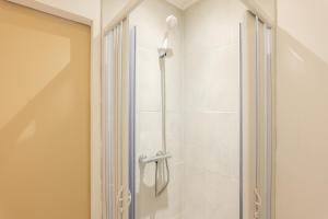 y baño con ducha y puerta de cristal. en Superbe studio cosy et calme, en Digne-les-Bains