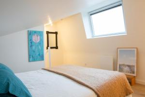 un dormitorio con una cama y una ventana en 350m plage de la Cale de Beg Meil, cocon pour 2, en Fouesnant