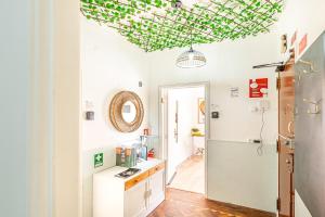 een keuken met een plafond versierd met groene bladeren bij Goa Square by Lisbon with Sintra in Amadora