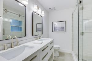 Bilik mandi di Sunny Gainesville Home about Half-Mi to UF Campus! +21 gambar