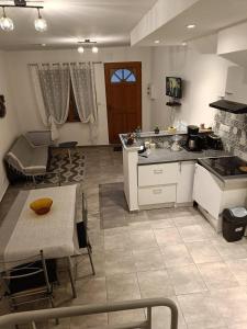 cocina y sala de estar con mesa y sofá en BEAU SOLEIL, en Amélie-les-Bains-Palalda