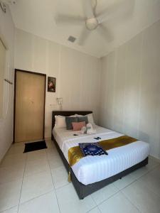 1 dormitorio con 1 cama grande en una habitación en SAMMY HOOMESTAY en Ipoh