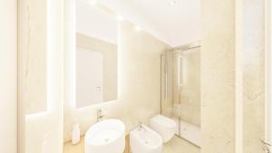 ein weißes Bad mit einem WC und einem Waschbecken in der Unterkunft Relais Badoer in Rom