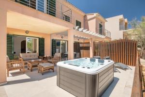 een hot tub op de patio van een huis bij Cala Mendia Beach House 1 by Slow Villas in Cala Romantica