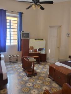 Habitación de hotel con cama y espejo en La Casa del Turix, en Mérida