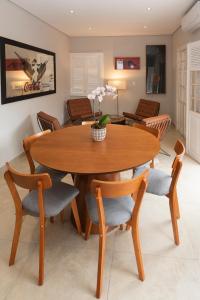 ein Esszimmer mit einem Holztisch und Stühlen in der Unterkunft Casa da Praça 43 in Tiradentes
