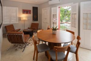 a dining room with a table and chairs at Casa da Praça 43 in Tiradentes
