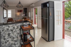 eine Küche mit einem Kühlschrank aus Edelstahl in einem Zimmer in der Unterkunft Casa da Praça 43 in Tiradentes