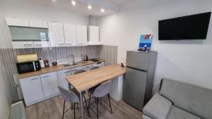 una pequeña cocina con mesa y nevera en Apartments Villa Flamingo, en Makarska