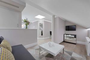 Cleveland Residences Russell Square的电视和/或娱乐中心