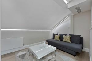 sala de estar con sofá y mesa en Cleveland Residences Russell Square en Londres