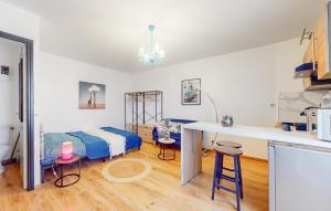 1 dormitorio con 1 cama y escritorio en una habitación en Cozy Apartment In Marvejols With Kitchen en Marvejols