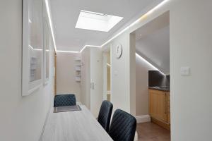 Cleveland Residences Russell Square的电视和/或娱乐中心
