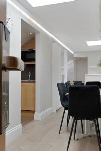 Cleveland Residences Russell Square的厨房或小厨房