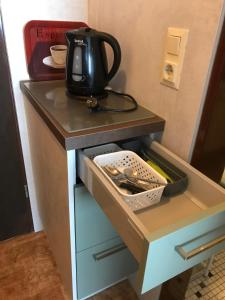 a table with a tea kettle on top of it at UNIaparts in Regensburg