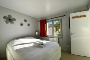 - une chambre avec un lit blanc et une fenêtre dans l'établissement Le fonctionnel - Grande terrasse en plein centre !, à Castelnau-le-Lez