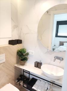 W łazience znajduje się umywalka i lustro. w obiekcie Bounty apartment w mieście Platja  d'Aro