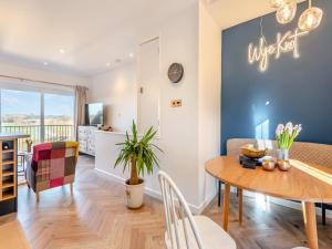 comedor y sala de estar con mesa y sillas en Wye View Cottage, en Ross-on-Wye