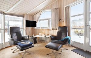 TV a/nebo společenská místnost v ubytování Holiday Home Pøt Strandby Juelsminde Sa