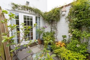 ein Haus mit Pflanzen, die seitlich wachsen in der Unterkunft The Old Bakery in Southwold