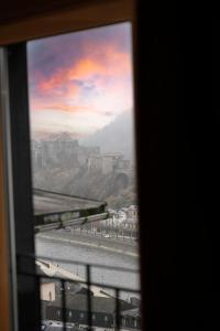 een raam met uitzicht op de stad bij Hotel Panorama in Bouillon