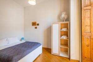een slaapkamer met een bed en een spiegel bij Casa Trindade Apartments in Porto