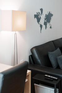 una sala de estar con sofá y un mapa mundial en la pared en Spacious 82 m2 Two Bedroom classy apartment near City Center, en Tesalónica