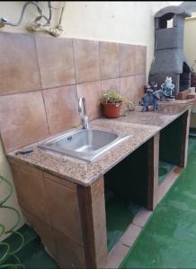- un comptoir de cuisine avec évier dans la chambre dans l'établissement Casa Luz, à Agaete