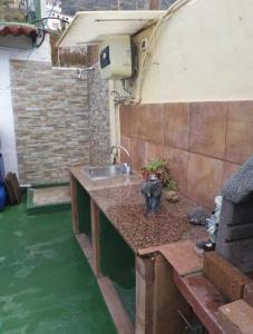 una cocina al aire libre con fregadero y encimera en Casa Luz, en Agaete