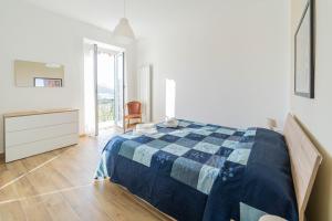 a bedroom with a bed and a dresser and a window at 238 - Casa Al Mà, Vista MARE, Pace e Natura - PARCHEGGIO GRATIS INCLUSO in Sestri Levante