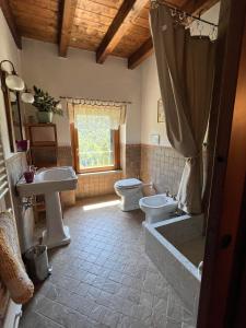 Ένα μπάνιο στο Casa Boru - a beautiful fully restored spacious house with fantastic views