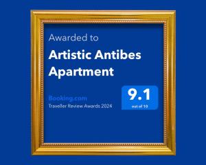 obraz złotej ramki z tekstem przyznanym do nominacji artystów w obiekcie Artistic Antibes Apartment w mieście Antibes