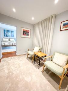 a living room with two chairs and a table at Villa Isobel in Vila Verde