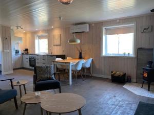 Adventure Guesthouse Sweden in rural area Sunne في سونّه: مطبخ وغرفة طعام مع طاولة وكراسي