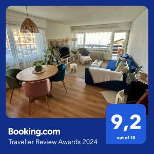 ein Wohnzimmer mit einem Tisch und einem Sofa in der Unterkunft Appartement de vacances - ski-in ski-out in Veysonnaz