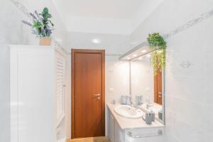 a bathroom with a sink and a mirror at 238 - Casa Al Mà, Vista MARE, Pace e Natura - PARCHEGGIO GRATIS INCLUSO in Sestri Levante +41 photos